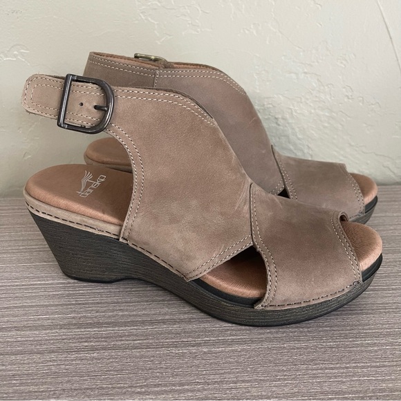 Dansko Women's Vanda Wedge Sandal Ankle Bootie Size 39 New Taupe - Picture 1 of 5
